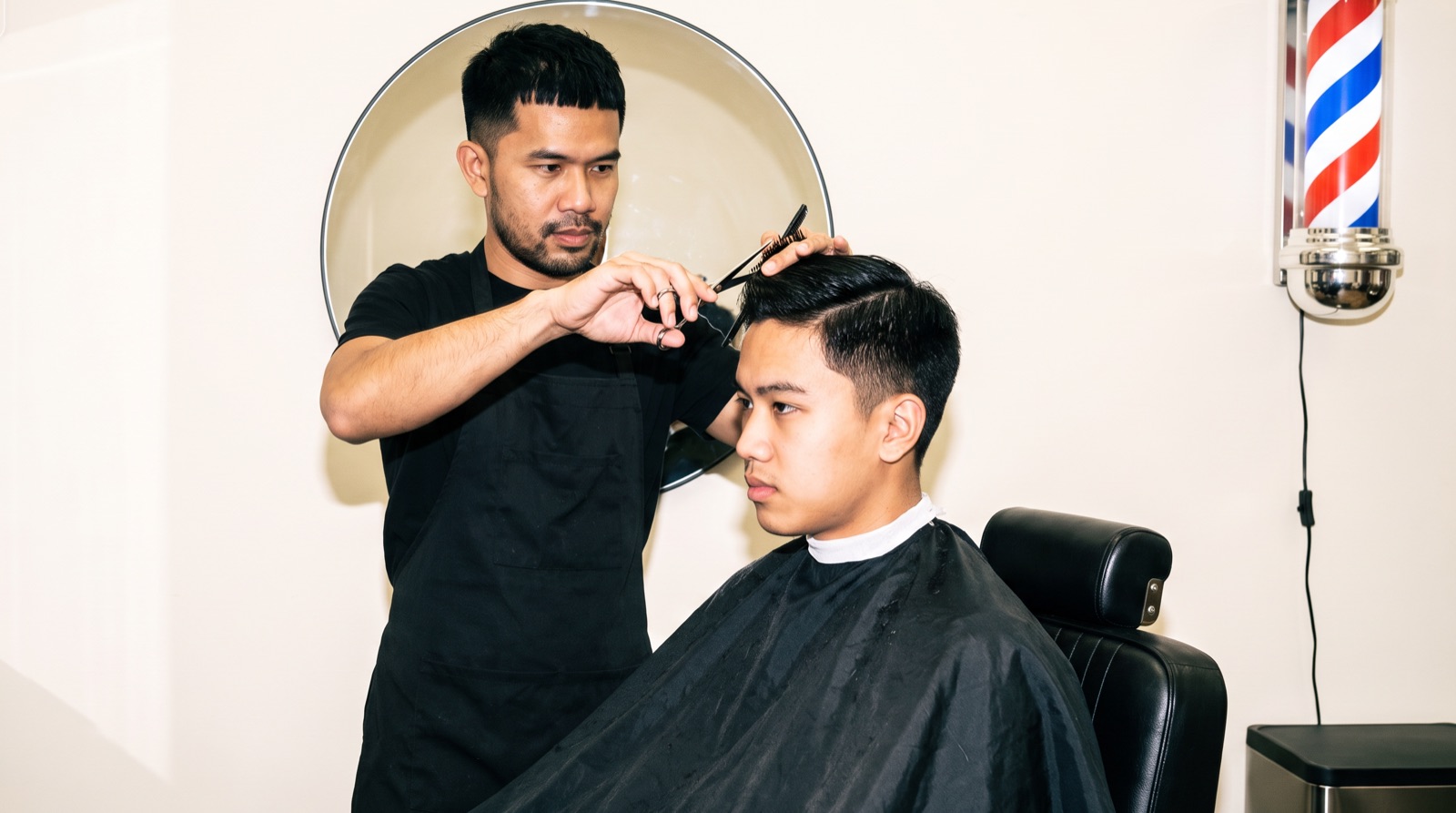 ช่างเอกกำลังตัดผมให้ลูกค้าในร้าน GentleCut